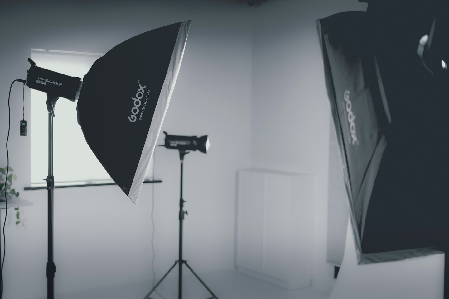 Fotografické štúdio s bleskami a softboxami.