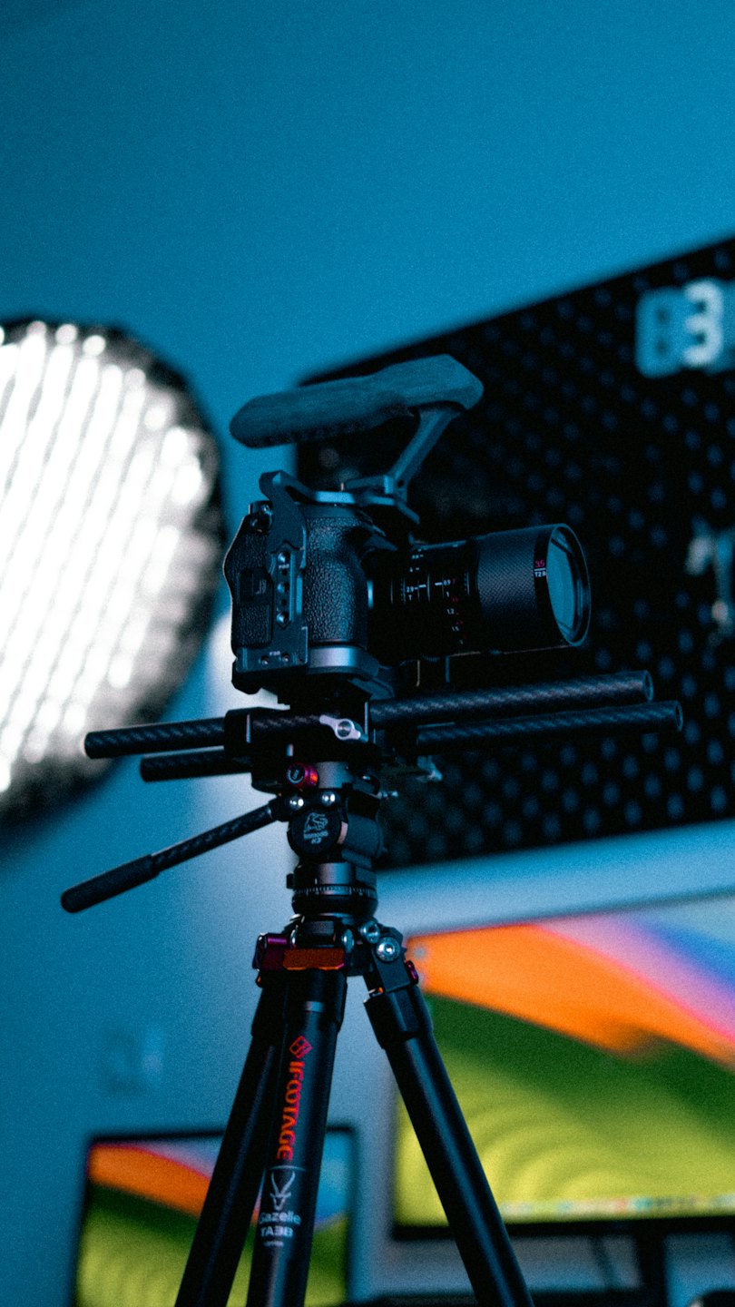 Profesionálna videokamera na statíve s karbónovými tyčami v štúdiu.